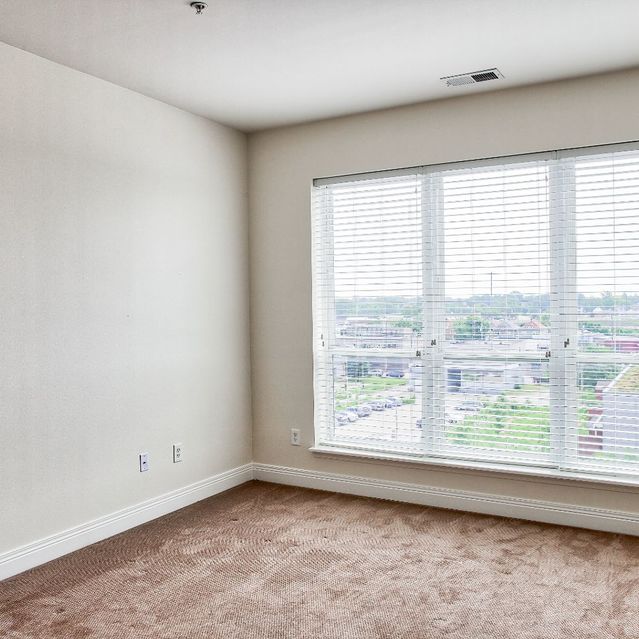 Maxwell - Unfurnished Bedroom with a large window